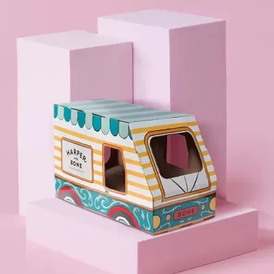 Caixa colorida em forma de carrinha com texto HARPER AND BONE