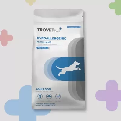 Saco branco de ração para cães com design azul e cinzento