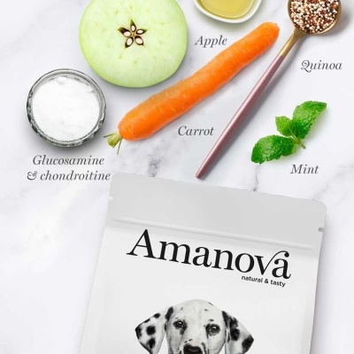 Embalagem de ração Amanova para cachorros com ingredientes naturais ao fundo
