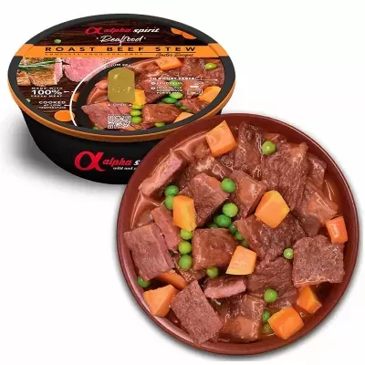 Ensaopado de carne de vaca assada com cenoura e ervilhas numa taça, com embalagem preta e laranja ao lado.