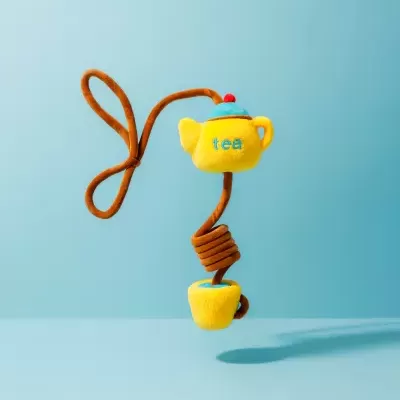 Brinquedo pendurado em forma de bule de chá e chávena de tecido amarelo