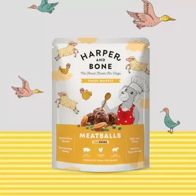 Embalagem de comida para cães Harper and Bone com ilustrações de ovelhas, galinhas e cão cozinheiro.