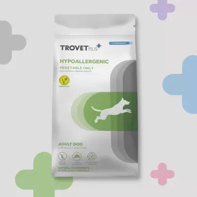 Embalagem de ração para cão adulto TROVET PLUS Hypoallergenic Vegetable Only com design branco e verde