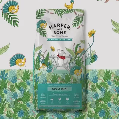 Saco de comida para cães Harper and Bone com ilustração de cão e galinhas em fundo verde e branco.