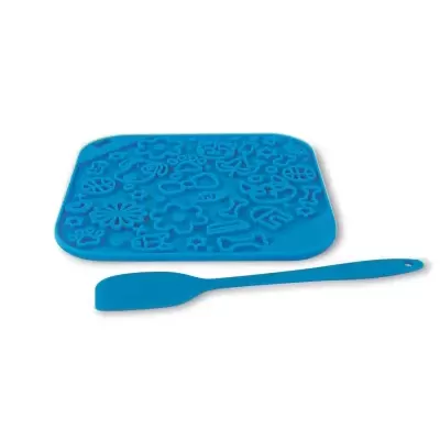 Tapete de silicone azul com moldes e espátula azul