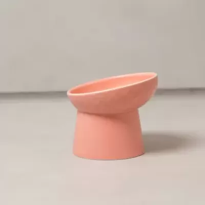 Tigela inclinada cor-de-rosa de cerâmica com textura