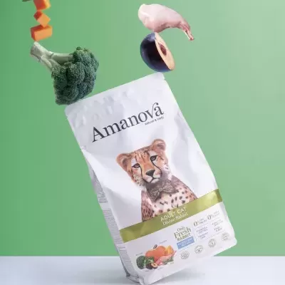 Pacote de comida para gato Amanová com imagem de guepardo e ingredientes saudáveis ao redor