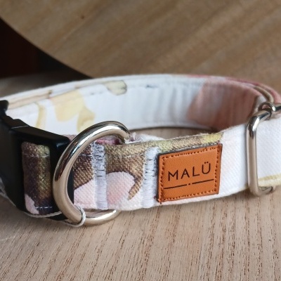 Coleira para cão em tecido colorido com fecho e argolas metálicas, etiqueta MALÚ
