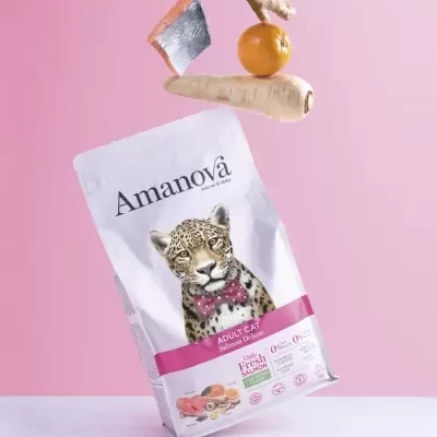 Embalagem de ração para gato Amanova Adult Cat com ilustração de leopardo e ingredientes frescos em fundo rosa