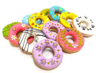 Doze bolachas em forma de donuts coloridos e decorados