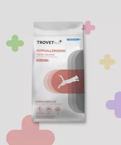Saco branco de comida para gato TROVET PLUS hypoallergenic de salmão fresco para gatos esterilizados.