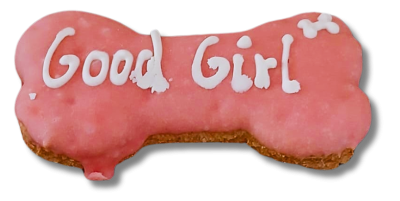 Biscoito em forma de osso coberto de glacê rosa com a escrita 'Good Girl' em branco.