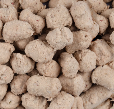 Aglomerados de grânulos de cor bege claro com textura rugosa