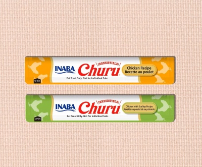 Dois pacotes de petiscos para animais INABA Churu em fundo bege texturado