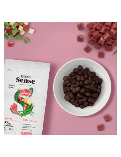 Comida para cão Dibaq Sense em saco branco com tigela de comida seca e ingredientes ao redor