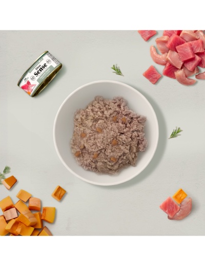 Taça branca com alimento húmido, lata Dibaq Sense Tuna with Rabbit, carne rosa e cubos alaranjados espalhados