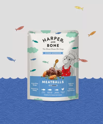 Embalagem de comida húmida para cães Harper and Bone Meatballs com ilustração de cão cozinheiro