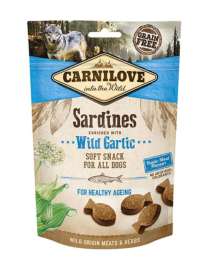 Embalagem de snack para cães CARNILOVE sabor sardinhas com alho selvagem, embalagem azul e bege com imagem de lobo e snacks em formato de sardinha