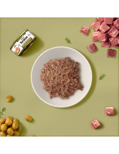 Comida para animais Diba Sense Iberian Pork com patê num prato branco, pedaços de carne, azeitonas verdes e alecrim