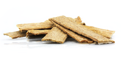 Tiras largas de alimento seco castanho claro sobre fundo branco