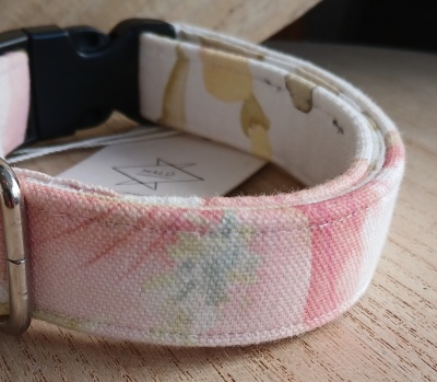 Coleira de tecido floral para animal com fecho preto