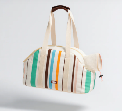 Mala desportiva riscada com alças beigues e etiqueta ZEZE