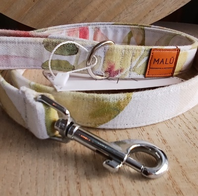 Trela para animais com padrão floral e etiqueta MALÚ