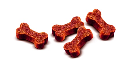 Biscoitos secos para cães em forma de ossos castanho avermelhados sobre fundo branco