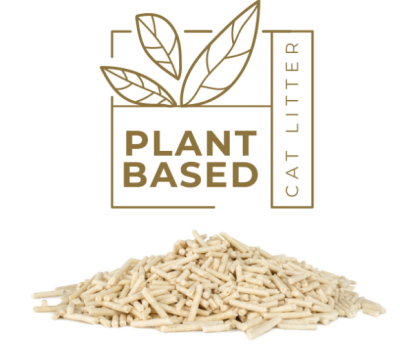 Pellets castanhos claros para areia de gato à frente de logótipo com folhas e texto PLANT BASED CAT LITTER.
