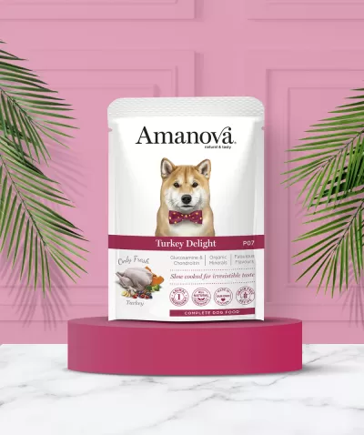 Embalagem de comida para cão Amanova com imagem de cão e design branco e bordô