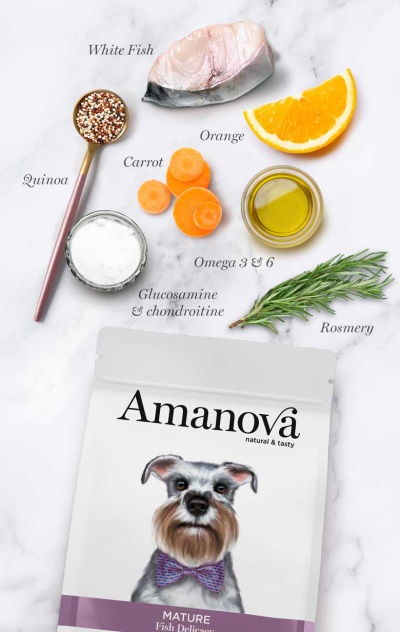 Pacote de ração para cães Amanova com ingredientes naturais ao redor sobre mármore branco