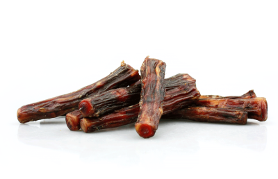 Snacks de carne seca castanha escura sobre fundo branco.