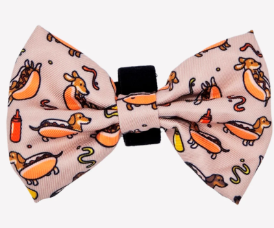 Laço para cabelo rosa com padrão de cães Dachshund e centro em veludo preto.