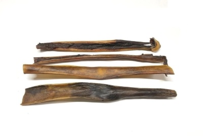 Pedaços de madeira castanha com texturas naturais sobre fundo branco