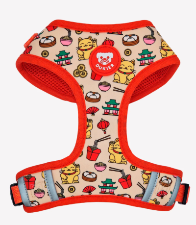 Peitoral para cão com padrão colorido de gatinhos da sorte e elementos asiáticos, acabamento vermelho, etiqueta DUKIER.