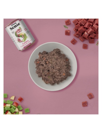 Comida húmida para animais com cordeiro e vegetais em prato branco e lata Dibaq Sense.