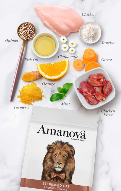 Ingredientes crus para comida de gato Amanova, peito de frango, coração de galinha, quinoa, óleo de peixe, camomila, taurina, cenoura, laranja, açafrão-da-terra, hortelã e embalagem com leão.