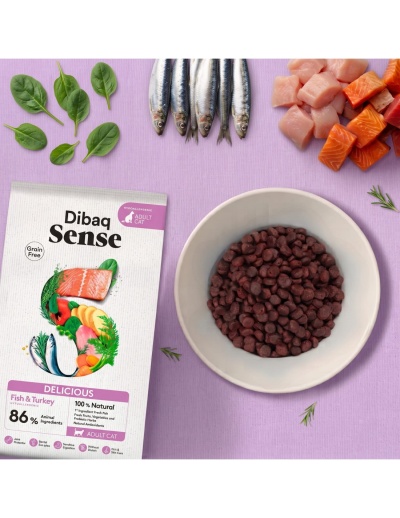 Comida para gato Dibaq Sense Fish & Turkey com peixes, cubos de peixe, espinafre e pellets em prato.