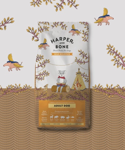 Saco branco e castanho de ração para cães HARPER AND BONE com ilustrações de cão, tenda e animais voadores.