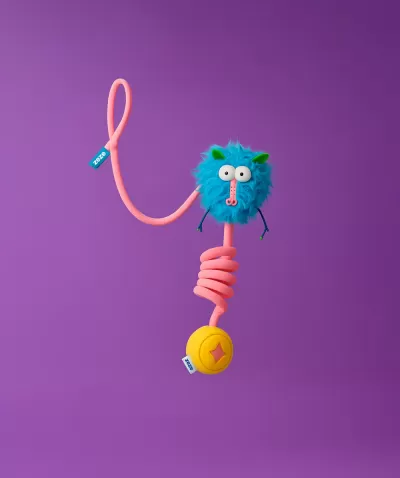 Brinquedo de pelúcia azul e rosa com bola amarela para animais