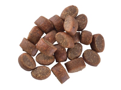 Ração para animais castanha escura em fundo branco