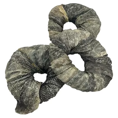 Dois scrunchies com padrão de pele de réptil em cinza, preto e bege