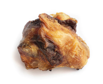 pedaço de carne desidratada castanha com textura irregular