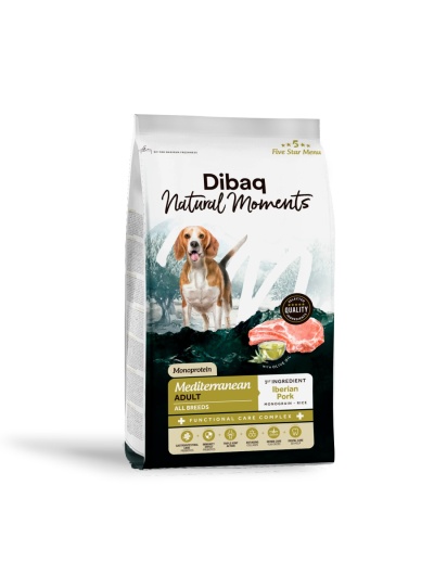 Embalagem branca, preta e verde de ração Dibaq Natural Moments com imagem de cão e pedaço de carne