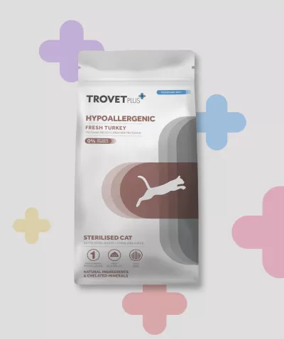 Embalagem de ração para gatos esterilizados com design branco, cinza e castanho claro.