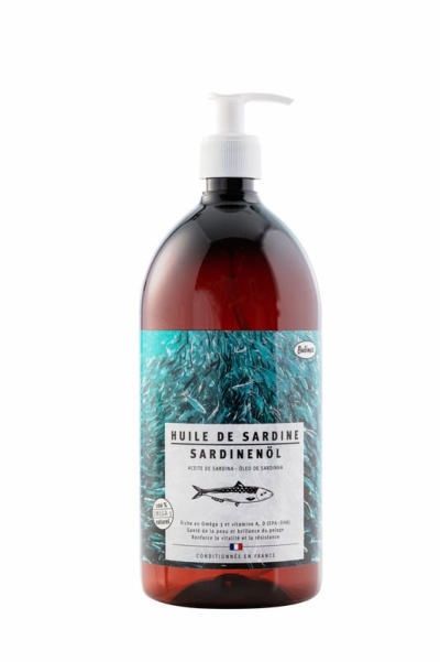 Frasco de óleo de sardinha com doseador branco e etiqueta azul com sardinhas.