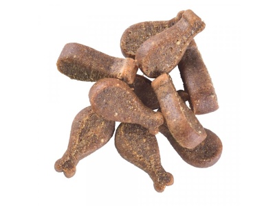 Snacks em forma de coxa de frango castanhos escuros com textura rugosa