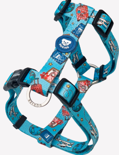 Peitoral para cão azul com estampas de viagem e fechos pretos