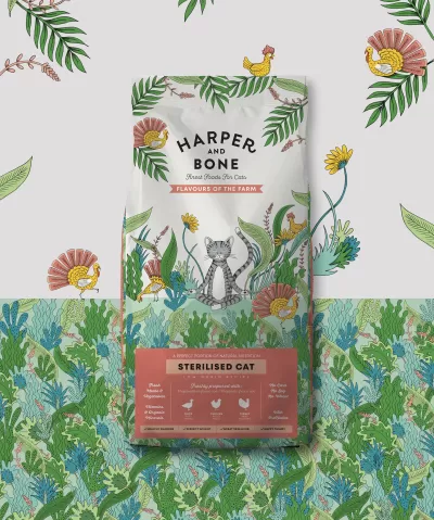 Saco colorido de ração para gato sterelizado da marca Harper and Bone com ilustrações de gato e galinhas em fundo decorado.