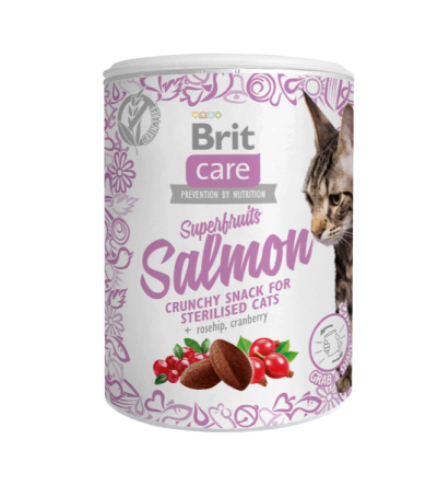 Lata de snacks para gatos Brit Care Superfruits Salmon com detalhes roxos
